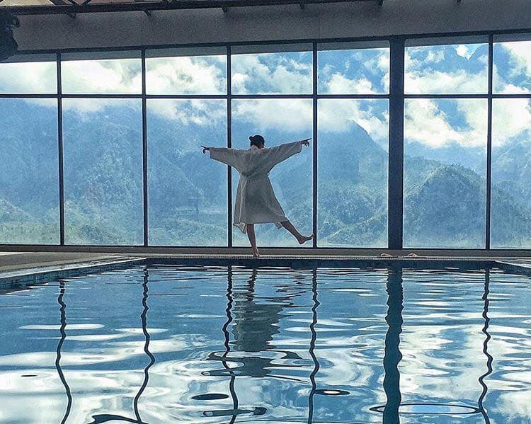 Thư giãn tại bể bơi ấm của Amazing Hotel