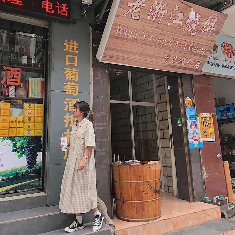 Ăn gà rán tại cửa hàng Dicos