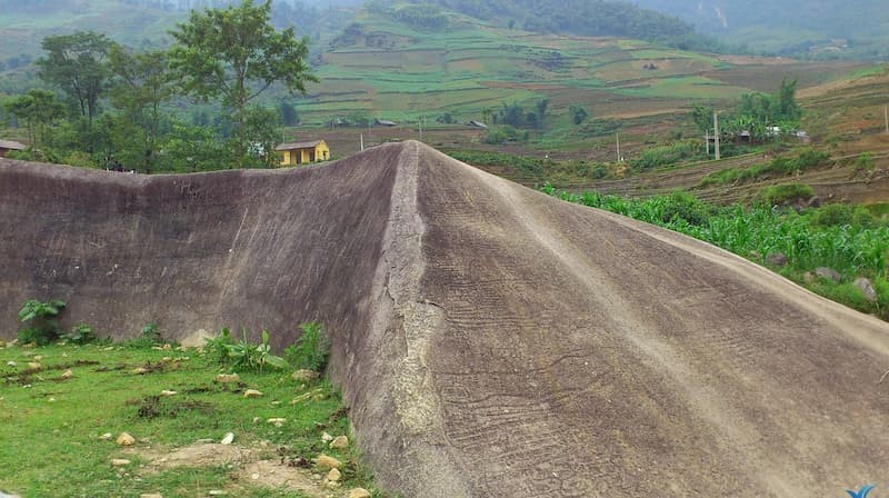 Bãi đá cổ Sapa tại thung lũng Mường Hoa