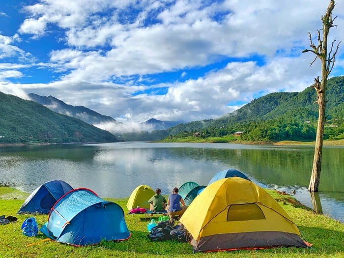 Camping bên bờ hồ