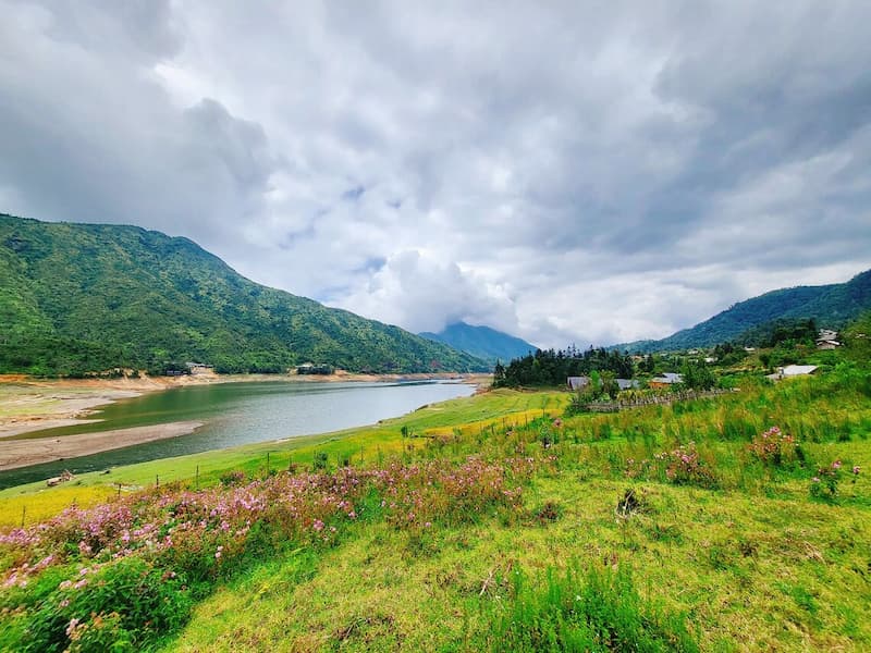 Chạy bộ quanh hồ