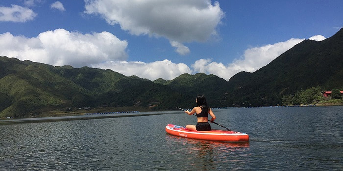 Chèo Sup trên hồ Séo Mý Tỷ