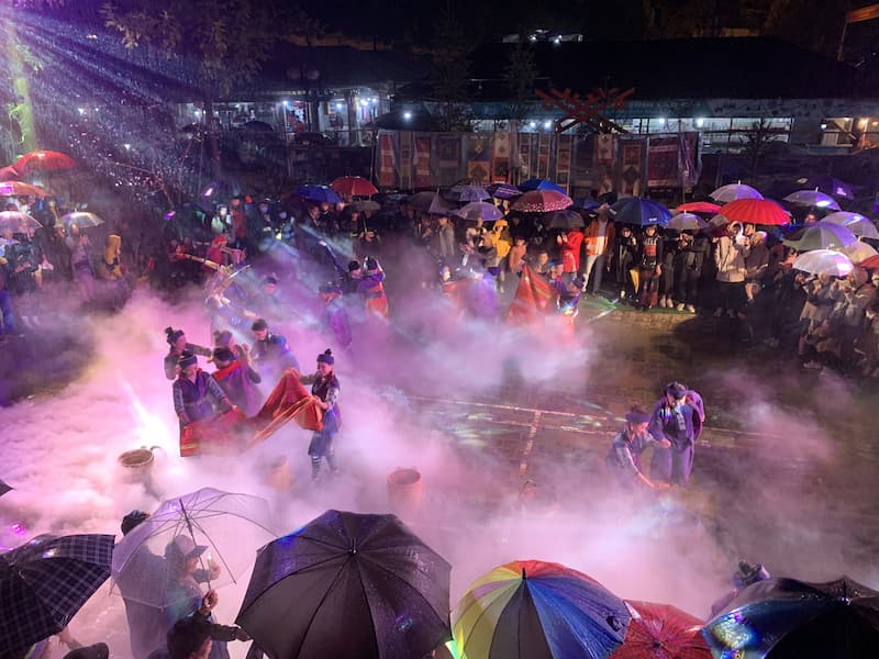 Tham quan chợ đêm Sapa - Tour Sapa 3 ngày 2 đêm