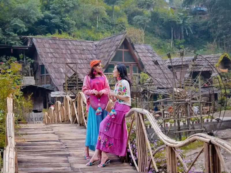 Tạo dáng chụp ảnh Sapa tại bản Cát Cát