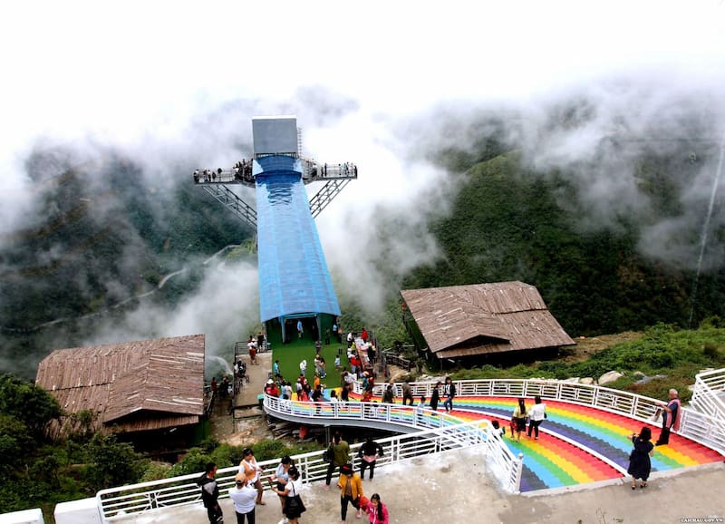 Chụp ảnh check in Sapa đẹp tại cầu kính Rồng Mây