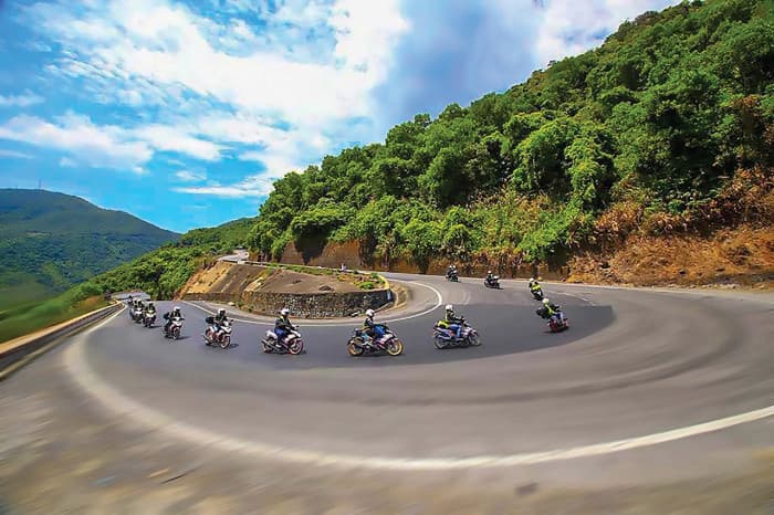 Di chuyển bằng xe máy