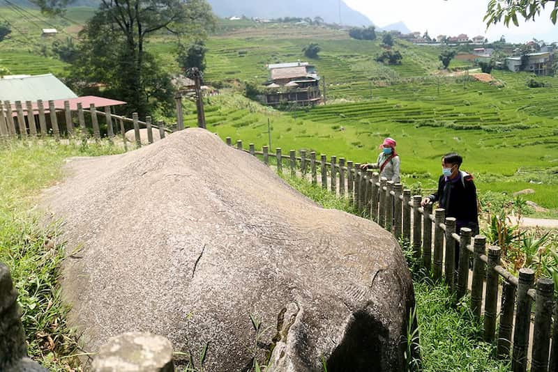 Nên thuê xe tự lái hoặc thuê xe ôm để di chuyển trong bản