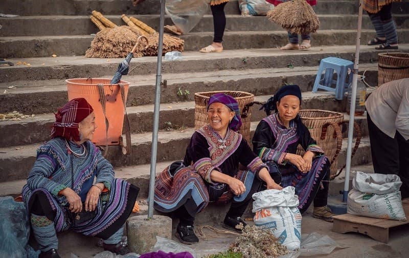 Giao lưu chụp ảnh với người dân địa phương