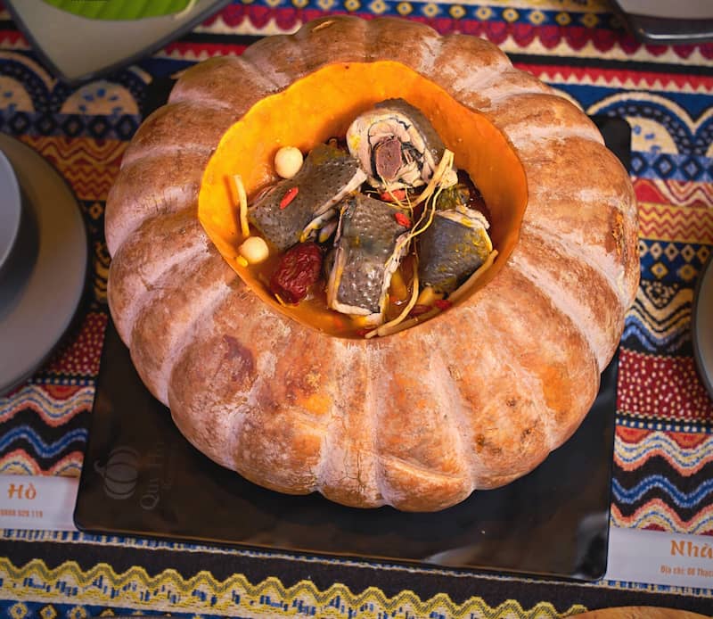 Món gà đen ủ bí ngô