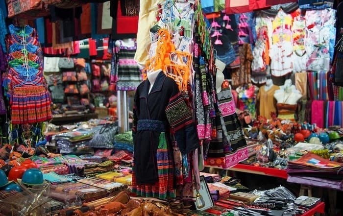 Mua đồ lưu niệm thủ công