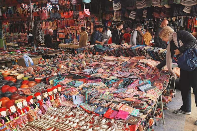 Mua quà lưu niệm ngay tại chợ phiên