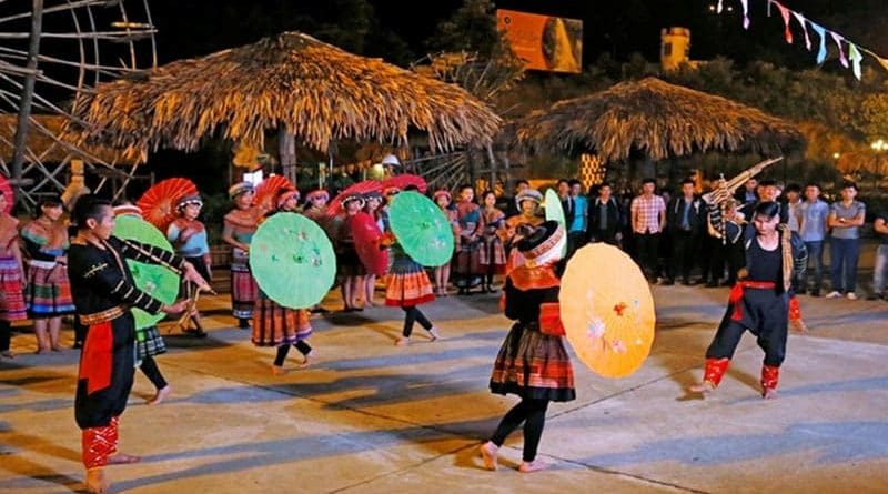 Chơi gì ở Sapa về đêm? - Dạo chợ phiên, mua những món đồ lưu niệm