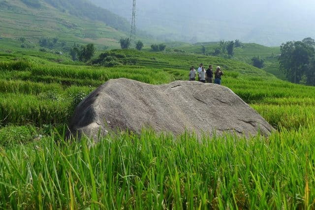 Đến bãi đá cổ vào mùa hè hoặc mùa thu đều rất đẹp
