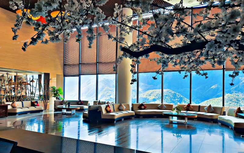 Check-in và nghỉ ngơi tại khách sạn Amazing Hotel