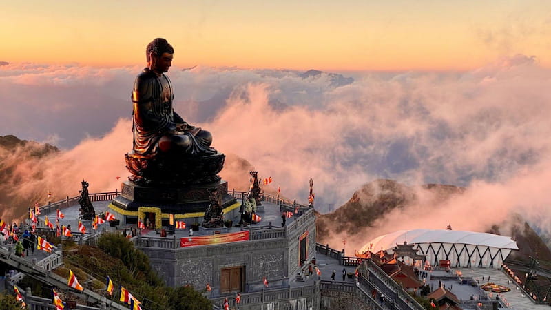 Quần thể du lịch tâm linh trên đỉnh Fansipan ở Sapa