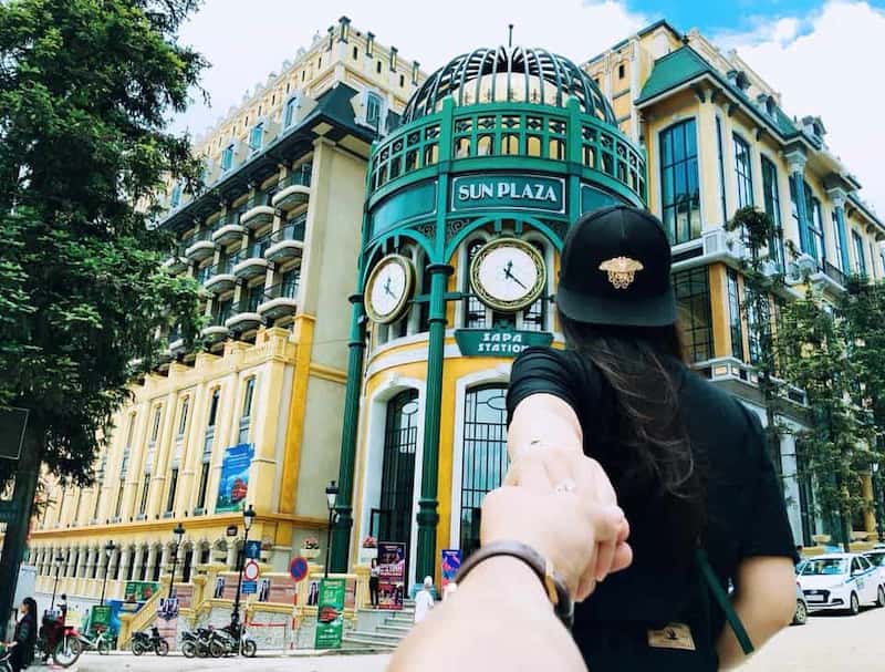Chụp hình tại Sun Plaza trong tour Sapa 3 ngày 2 đêm