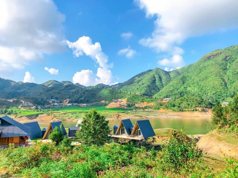 Tản bộ ngắm cảnh bên hồ