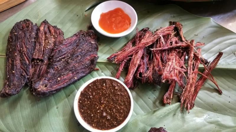 Ăn gì tại quán ăn ở Sapa - Thịt trâu gác bếp