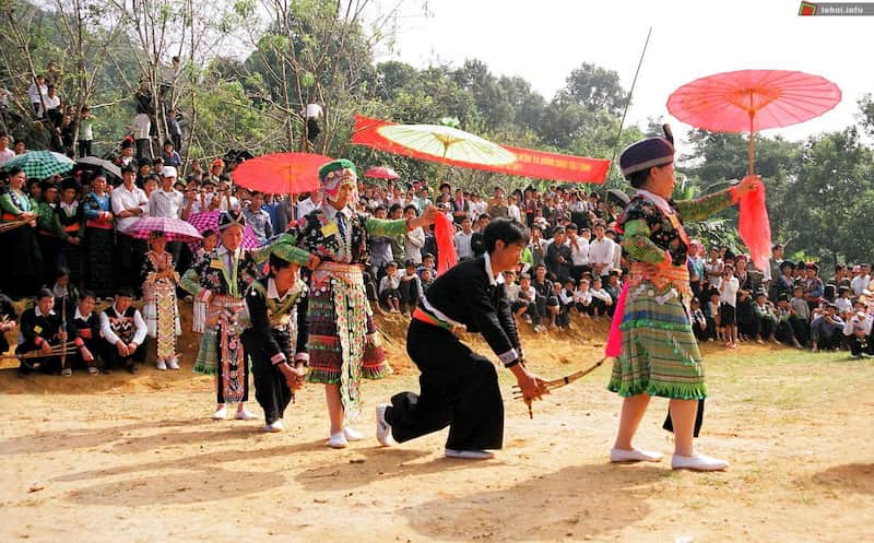 Thưởng thức văn nghệ tại các buổi hội chợ