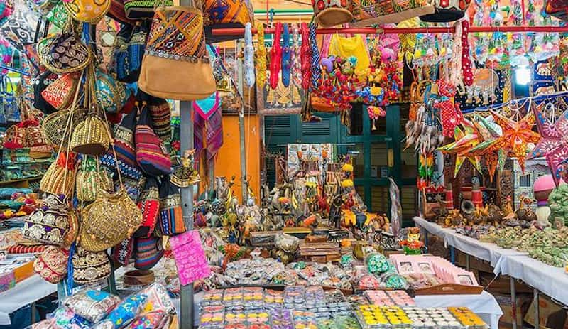 Mua quà lưu niệm tại chợ tình Sapa