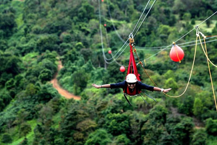 Trượt Zipline khi tham quan cầu kính Rồng Mây Sapa
