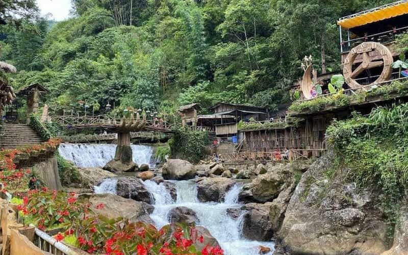 Tham quan suối Cát Cát trong tour Sapa 3 ngày 2 đêm